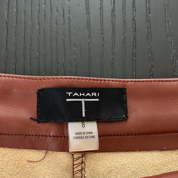 T Tahari
Faux Leather Cropped Bootcut Pants Sz 8 EUC LIKE NEW. BURGUNDY - Picture 4 of 8